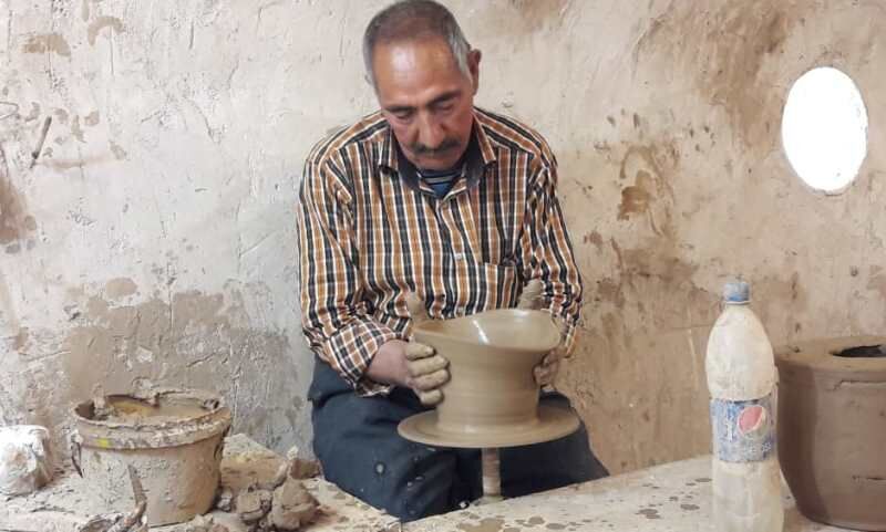 هنر سفالگری میراث خانواده سیرجانی